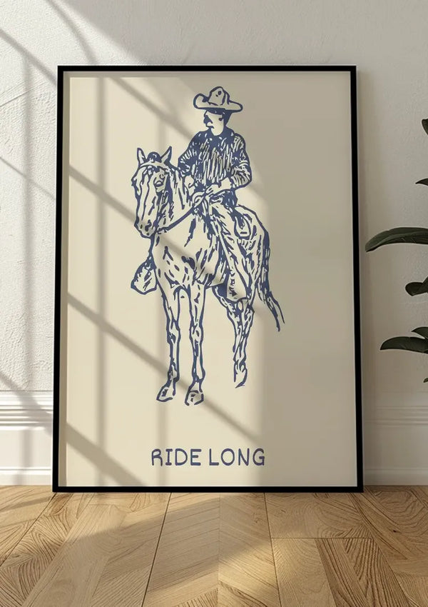 Een ingelijst kunstwerk dat op een houten vloer rust, toont een simplistische, blauwe illustratie van een persoon die op een paard rijdt. De woorden "RIDE LONG" staan onderaan de afbeelding geschreven. Dit Ride Long Schilderij van CollageDepot is tegen een muur geplaatst met licht- en schaduwpatronen.,Zwart