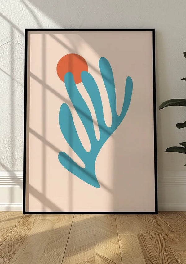 Een ingelijste kunstprint leunt tegen een crèmekleurige muur en toont een minimalistisch ontwerp met een abstracte blauwe vorm en een oranje cirkel op een beige achtergrond. Zonlicht en schaduwen uit een raam vallen over de muur en vloer en versterken de schoonheid van dit Koraal Blauw Schilderij van CollageDepot.,Zwart