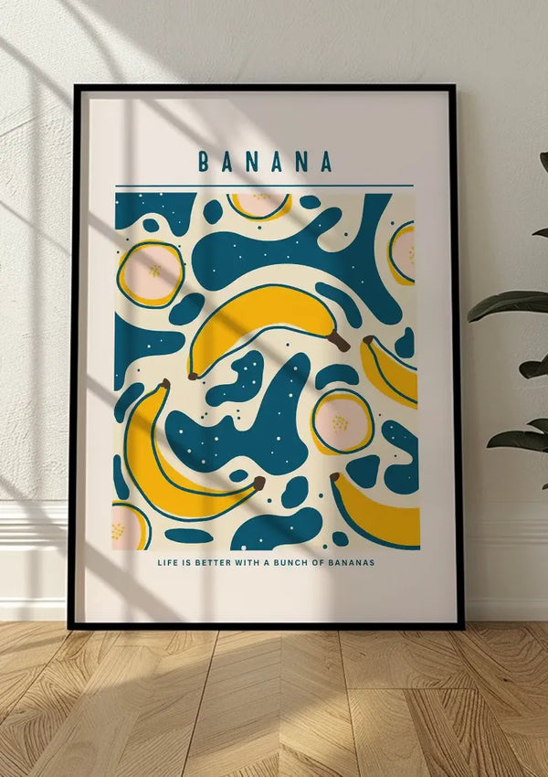Een ingelijste poster leunt tegen een witte muur op een houten vloer. De poster toont abstracte bananen en plakjes meloen op een blauwgroen achtergrond met bovenaan de tekst "BANANA" en onderaan "Het leven is beter met een tros bananen". Schaduwen werpen op dit unieke stuk wanddecoratie, het Life With Bananas Schilderij van CollageDepot.,Zwart