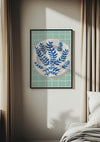 Een ingelijst Keramisch Bord schilderij van CollageDepot met een blauw bladmotief op een lichte achtergrond hangt aan een muur met een rasterpatroon in de kamer naast het bed. Aan weerszijden van het raam zijn beige gordijnen gedeeltelijk getrokken, waardoor subtiele schaduwen ontstaan. Het kunstwerk is voorzien van een discreet magnetisch ophangsysteem voor gemakkelijke plaatsing.,Zwart