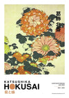 Een levendige illustratie van grote chrysanten in verschillende tinten oranje, geel en roze met groene bladeren. Een kleine bij zweeft vlakbij een van de bloemen. Het kunstwerk, van Katsushika Hokusai, dateert uit 1831-1833 en heeft de titel "aaa 004 - japans" van CollageDepot.-