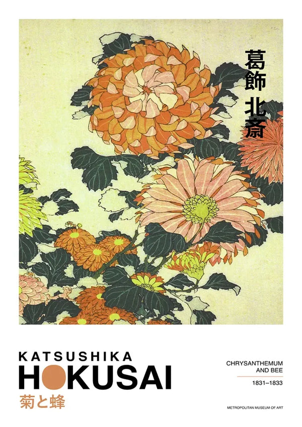 Een levendige illustratie van grote chrysanten in verschillende tinten oranje, geel en roze met groene bladeren. Een kleine bij zweeft vlakbij een van de bloemen. Het kunstwerk, van Katsushika Hokusai, dateert uit 1831-1833 en heeft de titel "aaa 004 - japans" van CollageDepot.-