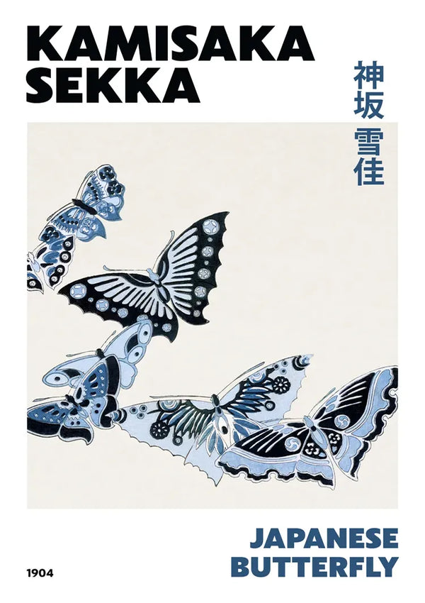 Een poster met de titel "Kamisaka Sekka" toont een kunstwerk van blauwe en zwarte vlinders tegen een effen achtergrond. Rechtsonder staan de tekst "Japanese Butterfly" en "1904". Japanse karakters zijn verticaal op de rechterkant gedrukt. Dit K. Sekka Japanse vlinderschilderij van CollageDepot is voorzien van een magnetisch ophangsysteem voor eenvoudige weergave.-