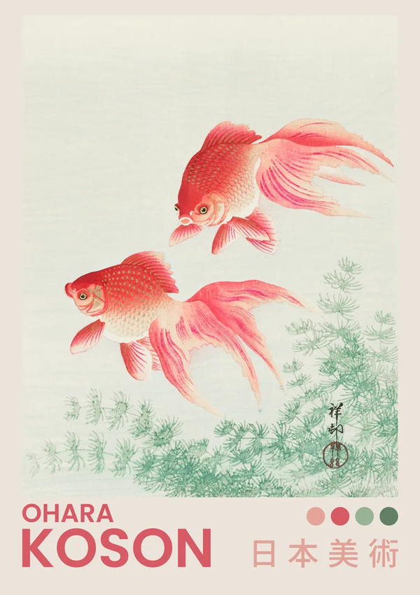 Vintage-stijl illustratie van twee goudvissen met vloeiende staarten en vinnen die tussen groene waterplanten zwemmen. Op het wanddecor staat de naam van de kunstenaar "Ohara Koson" in grote letters, samen met drie gekleurde stippen en Japanse karakters onderaan, waardoor een boeiend O. Koson Goudvissen Schilderij van CollageDepot ontstaat.-