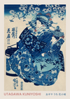Een traditionele Japanse houtsnede van Utagawa Kuniyoshi toont een vrouw in sierlijke kleding die een waaier vasthoudt. Een kleinere figuur die op dezelfde manier gekleed is, staat achter haar. Bloemmotieven en Japanse kalligrafie sieren de achtergrond en lijken op de aaa 018 - japans van CollageDepot.-