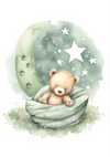 Een aquarelillustratie toont een schattige teddybeer, genesteld in een groene deken. Achter de teddybeer bevindt zich een groene maansikkel met steruitsparingen en verschillende witte sterren tegen een groen-witte bewolkte achtergrond. De dcc 018 - kids van CollageDepot legt dit grillige tafereel perfect vast.-