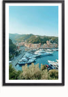 Het schilderij Portofino Italië, perfect als wanddecoratie, toont een schilderachtig kustplaatsje met een jachthaven met meerdere aangemeerde jachten. De achtergrond, tegen een helderblauwe lucht, toont een groep gebouwen te midden van weelderige groene heuvels. Dit kunstwerk wordt u aangeboden door CollageDepot.