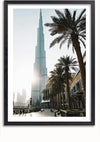 Ingelijste foto van de Burj Khalifa, het hoogste gebouw ter wereld, vastgelegd bij daglicht. Palmbomen en moderne gebouwen staan op de voorgrond, terwijl de zon een gloed achter de wolkenkrabber werpt. Dit prachtige Burj Khalifa-schilderij van CollageDepot is voorzien van een magnetisch ophangsysteem voor eenvoudige weergave.,Zwart-Met,Lichtbruin-Met,showOne,Met
