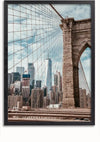 Deze afbeelding toont een zicht op de Brooklyn Bridge in New York City. De kabels en de stenen structuur van de brug zijn prominent aanwezig op de voorgrond, terwijl de skyline van de stad, inclusief One World Trade Center, zichtbaar is op de achtergrond onder een gedeeltelijk bewolkte hemel – perfect voor een Schilderij Uitzicht Skyline New York van CollageDepot.,Zwart-Zonder,Lichtbruin-Zonder,showOne,Zonder