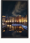 Een nachtelijk tafereel van een gracht met traditionele Amsterdamse grachtenpanden in een Europese stad. De verlichte gevels van de gebouwen reflecteren in het kalme water, waar verschillende boten liggen aangemeerd. De lucht is gedeeltelijk bewolkt en er zijn een paar sterren zichtbaar, wat de perfecte inspiratie vormt voor wanddecoratie met het Amsterdamse Grachtenpanden Schilderij van CollageDepot, compleet met magnetisch ophangsysteem.,Zwart-Zonder,Lichtbruin-Zonder,showOne,Zonder