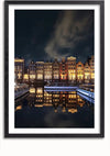 Een ingelijste foto toont een nachtelijk zicht op traditionele Amsterdamse grachtenpanden met verlichte historische gebouwen en hun weerspiegelingen op een gracht. Verlichte rondvaartboten liggen afgemeerd langs het water en erboven is een bewolkte hemel met zwakke sterren zichtbaar, waardoor het een betoverend Amsterdamse Grachtenpanden Schilderij van CollageDepot is.,Zwart-Met,Lichtbruin-Met,showOne,Met