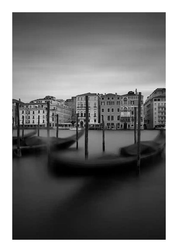 Zwart-witfoto van gondels op het Canal Grande in Venetië, met wazige bewegingen van boten tegen statische, oude gebouwen op de achtergrond onder een bewolkte hemel, gemaakt met baa 024 - landen en steden van CollageDepot.-