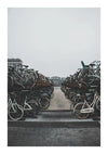 Een enorme verzameling baa 032 - landen en steden fietsen van CollageDepot, dicht op elkaar geparkeerd aan weerszijden van een smal pad, vervagend in een mistige achtergrond met onduidelijke gebouwen.-
