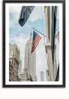 Foto van een Amerikaanse vlag die aan een gebouw hangt, met het Empire State Building en andere hoogbouw op de achtergrond van New York City. De lucht is gedeeltelijk bewolkt en in een nabijgelegen raam zijn reflecties van de vlag en gebouwen te zien. Dit opvallende New York City schilderij van CollageDepot is ingelijst in zwart.,Zwart-Met,Lichtbruin-Met,showOne,Met