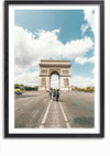 Een ingelijste foto van de Arc de Triomphe in Parijs, Frankrijk, dient als een prachtig stuk van CollageDepot's Arc De Triomphe Schilderij wanddecoratie. De boog staat prominent onder een gedeeltelijk bewolkte hemel, met een groep mensen verzameld aan de basis in de brede, geplaveide straat die er naartoe leidt. De gecentreerde hoek geeft de grootsheid prachtig weer.,Zwart-Met,Lichtbruin-Met,showOne,Met