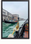 Foto van Canal Grande met gondels in Venetië, Italië. De afbeelding toont sierlijke gondels op de voorgrond met gebouwen langs de zijkanten van het kanaal op de achtergrond. De bewolkte lucht voegt een dramatisch tintje toe aan dit prachtige stuk, perfect voor wanddecoratie. Dit Gondels In Venetië Schilderij van CollageDepot is een prachtige toevoeging aan elke kamer.,Zwart-Zonder,Lichtbruin-Zonder,showOne,Zonder