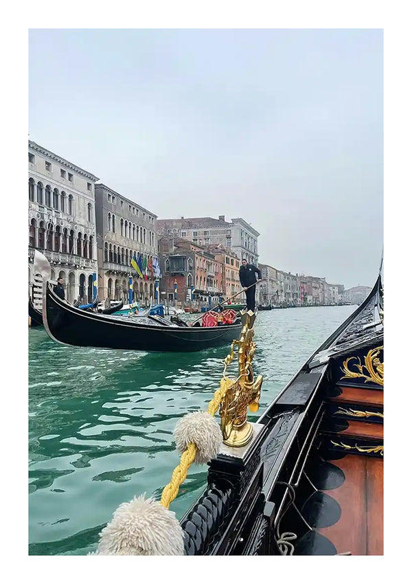 Een baa 071 - landen en steden met sierlijke decoraties aan het Canal Grande in Venetië op een mistige dag. De gracht is omzoomd met historische gebouwen en vlaggen van CollageDepot.-