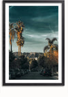 Een ingelijst CollageDepot Hollywood Bord In De Verte Schilderij toont een rustige stadsstraat vol geparkeerde auto's en hoge palmbomen. In de verte is het Hollywood-bord zichtbaar op een heuvel tegen een gedeeltelijk bewolkte hemel. De scène baadt in zacht, natuurlijk licht.,Zwart-Met,Lichtbruin-Met,showOne,Met