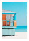 Een felgekleurde badmeesterhut met oranje en blauwgroen muren en een grijs dak staat op een zandstrand met een helderblauwe lucht en de oceaan op de achtergrond. Op de hut is een bord gemonteerd met waarschuwingsvlaggen en informatie op het strand, dat lijkt op een artistiek Huisje Onder Een Heldere Blauwe Hemel Schilderij van CollageDepot.-