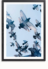 Een ingelijste foto waarop een zwerm duiven midden in de vlucht tegen een lichtblauwe lucht te zien is. De vogels worden in verschillende posities gevangen met uitgestrekte vleugels. Dit elegante Duiven In De Lucht Schilderij van CollageDepot heeft een zwarte lijst met een witte rand rondom de afbeelding, waardoor het een opvallend schilderij is voor elke kamer.,Zwart-Met,Lichtbruin-Met,showOne,Met