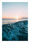 Een close-up van een kleine golfkam, met druppeltjes gevangen in de lucht. De achtergrond toont een serene zonsondergang boven de oceaan met zachtroze en oranje tinten in de lucht. (Productnaam: cc 060 - natuur van CollageDepot)-