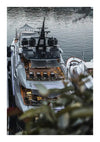 Een groot, luxueus CollageDepot ccb 004 - oldmoney aangemeerd in een jachthaven. Het jacht beschikt over meerdere dekken, met een eetgedeelte buiten zichtbaar op het bovendek. Op de achtergrond zijn ook het omringende water en delen van andere boten zichtbaar.-