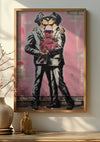 Ingelijste wanddecoratie met afbeelding van twee mensen gekleed in politie-uniform, die elkaar kussen en een boeket roze rozen vasthouden. De achtergrond is overwegend roze. Het Love is all schilderij van CollageDepot ligt op een plank, vergezeld van een vaas met daarin takken met delicate bloemen.