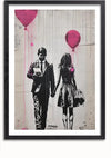 Een ingelijst straatkunstwerk, een prachtige wanddecoratie, toont een man en een vrouw die elkaars hand vasthouden. Beide figuren zijn in zwart-wit, met fuchsiaroze ballonnen op de achtergrond en druppels roze verf die over het beeld lopen. De man houdt een aktetas vast, terwijl de vrouw een handtas heeft: echte stencilgraffiti-elegantie. Dit boeiende kunstwerk staat bekend als Man En Vrouw Met Ballonnen Schilderij van CollageDepot.,Zwart-Met,Lichtbruin-Met,showOne,Met