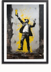 Een ingelijste Proostende Man Met Glas Bier Schilderij van CollageDepot toont een illustratie in stencilstijl van een man in een pak en een zonnebril, die een bierglas vasthoudt. De man lijkt te dansen, met één been opgetild. De achtergrond bestaat uit gele verfspatten op een ruwe, grijze muur.,Zwart-Met,Lichtbruin-Met,showOne,Met