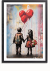 Ingelijste wanddecoratie Hand in hand schilderij van CollageDepot met afbeelding van twee kinderen die elkaars hand vasthouden, wegkijkend, met drie rode ballonnen erboven zwevend. Het kind rechts, met een boeket bloemen in de hand, draagt een jurk. De achtergrond is voorzien van kleurrijke druppels en spatten en kan eenvoudig worden opgehangen door middel van een magnetisch ophangsysteem.