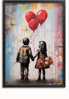Een ingelijst schilderij Hand in hand van CollageDepot toont twee kinderen die elkaars hand vasthouden. Het kind links houdt touwtjes vast die zijn vastgemaakt aan drie rode hartvormige ballonnen, terwijl het kind rechts een kleurrijk boeket bloemen vasthoudt. Deze betoverende wanddecoratie heeft abstracte, veelkleurige verfdruppels op de achtergrond.