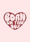 Grafische afbeelding van een roze hart met de zinsnede "Born in the 90s" in gestileerde witte letters, tegen een lichtroze achtergrond met behulp van cd 001 - typografie van CollageDepot.-