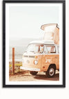 Een ingelijste foto toont een vintage beige Volkswagen-camper geparkeerd bij een hek met de oceaan en de heuvels op de achtergrond. Het dak van de camper is opengeklapt en koestert zich in het zonlicht van een heldere dag. Dit Volkswagenbusje Aan Het Strand Schilderij van CollageDepot dient als charmante wanddecoratie, moeiteloos gemonteerd met een magnetisch ophangsysteem.,Zwart-Met,Lichtbruin-Met,showOne,Met