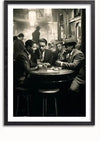 Een zwart-witfoto toont drie mannen in pak en stropdas, zittend aan een kleine ronde tafel in een slecht verlichte bar. Ze lijken in gesprek te zijn, terwijl verschillende opdrachtgevers en decors, waaronder een intrigerende Mannen In Een Vintage Bar Schilderij van CollageDepot als wanddecoratie, op de achtergrond vervagen.,Zwart-Met,Lichtbruin-Met,showOne,Met