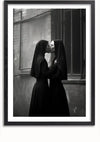 Zwart-witfoto van twee kussende nonnen, beiden gekleed in traditionele gewoonten met kappen, dicht bij elkaar tegen een bakstenen muur met een groot raam, omlijst in zwart. Ideaal als wanddecoratie met optioneel een magnetisch ophangsysteem voor eenvoudige presentatie. Dit is het Heilige Kusjes schilderij van CollageDepot.