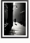 Een zwart-witfoto, perfect als wanddecoratie, toont een eenzame figuur die door een smalle, schaduwrijke straat met hoge gebouwen loopt. De straat wordt verlicht door een enkele plafondlamp, die dramatische schaduwen werpt. De sfeer is rustig en contemplatief. Deze scène is prachtig vastgelegd in het "Alone In The Dark On The Street Schilderij" van CollageDepot.,Zwart-Met,Lichtbruin-Met,showOne,Met