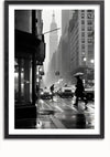 Zwart-witfoto van een straatbeeld in de stad in de regen. Voetgangers met parasols steken de natte straat over, terwijl taxi's bij een stoplicht wachten. Hoge gebouwen staan langs de straat en het Empire State Building is zichtbaar op de achtergrond – perfect als Rainy Day Schilderij van CollageDepot met een magnetisch ophangsysteem.,Zwart-Met,Lichtbruin-Met,showOne,Met