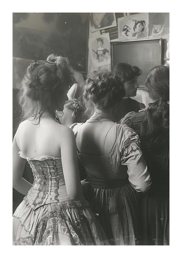 Een zwart-witfoto toont een groep vrouwen gekleed in 19e-eeuwse kledij met uitgebreide kapsels. Ze staan met hun rug naar de camera en kijken naar een muur vol portretschetsen en kunst. De scène suggereert dat ze zich mogelijk in het atelier van een kunstenaar bevinden, waar ze cbb 006 - vintage van CollageDepot gebruiken.-