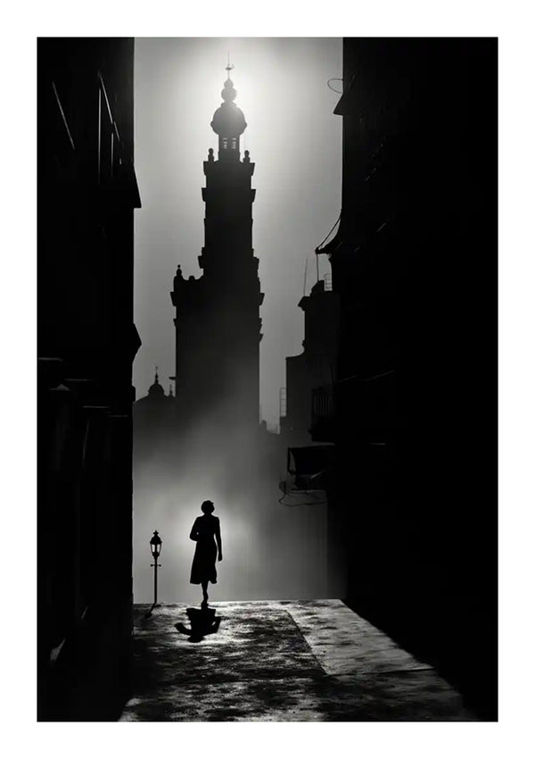Een zwart-wit afbeelding, perfect als wanddecoratie, portretteert een silhouet van een persoon die bij zonsopgang of zonsondergang door een smal straatje loopt. Op de achtergrond is het silhouet te zien van een hoge, sierlijke toren met een spitse torenspits. De slecht verlichte straat en de mistige sfeer voegen diepte toe aan het prachtige Vintage Toren Schilderij van CollageDepot.-