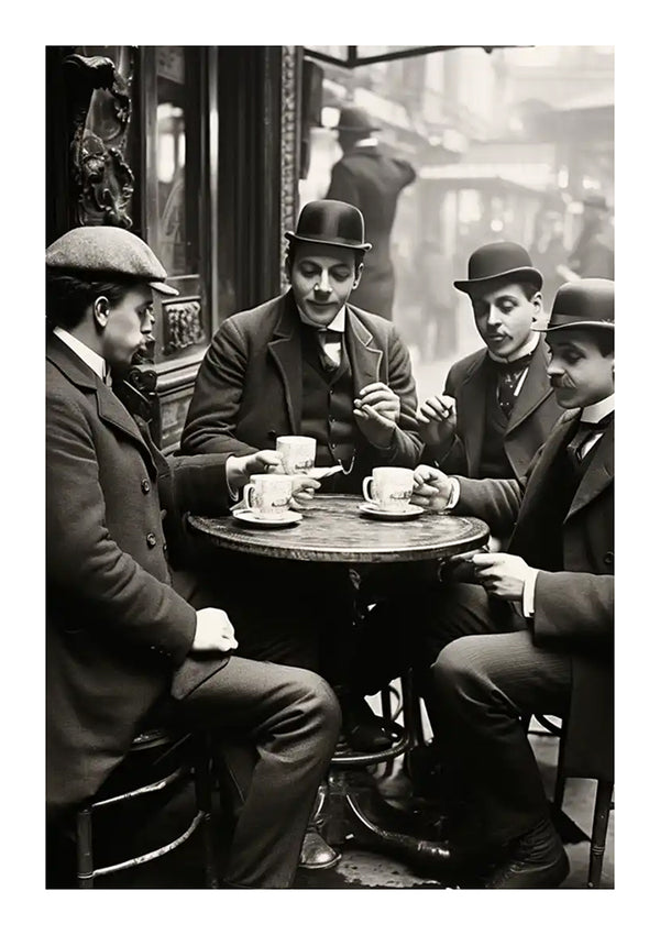 Een zwart-witfoto toont vier mannen in begin 20e-eeuwse kledij die rond een tafeltje in een café zitten. Ze dragen bolhoeden en pakken, en hebben mokken voor zich. Op de achtergrond zijn de buitenkant en het straatbeeld van het café te zien, perfect voor wanddecoratie met een magnetisch ophangsysteem zoals het Tea Time schilderij van CollageDepot.