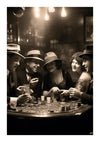 Een zwart-witfoto van vijf mensen in kleding uit de jaren twintig, glimlachend en aan het kaarten rond een ronde tafel. De scène is zwak verlicht met zichtbare gloeilampen die erboven hangen, wat de vintage sfeer versterkt. Pokerchips en drankjes bedekken de tafel en creëren, indien gemonteerd met behulp van een magnetisch ophangsysteem, een perfect Game on schilderij van CollageDepot.