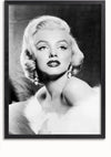 Een zwart-wit schilderij dat de essentie weergeeft van een glamoureuze vrouw met blonde krullen, uitgebreide make-up en grote oorbellen. Haar hoofd is lichtjes gekanteld terwijl ze zichzelf in een bontstola drapeert, wat zelfvertrouwen uitstraalt. Deze boeiende wanddecoratie roept de tijdloze allure van Marilyn Monroe op. Maak kennis met het *Portret Marilyn Monroe Schilderij* van *CollageDepot*.,Zwart-Zonder,Lichtbruin-Zonder,showOne,Zonder