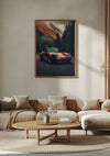 Een moderne woonkamer met een groot ingelijst CollageDepot Porsche 911 On Tour Schilderij van een rode Porsche 911 Turbo rijdend door een beboste bergweg die als wanddecoratie aan de muur hangt. De kamer is voorzien van beige banken, een ronde houten salontafel en een minimalistische inrichting.,Lichtbruin