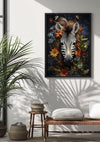 Een ingelijst Florastic Zebra Schilderij van CollageDepot, omgeven door kleurrijke bloemen, hangt aan een witte muur. Onder de wanddecoratie staat een houten bankje met een bruin plaid, een rieten mand en een plant in een pot ernaast. Zonlicht werpt schaduwen op de vloer en de muur.,Zwart
