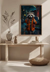 Een ingelijst Wasbeer in de Regen Schilderij van CollageDepot van een wasbeer die een oranje regenjas draagt en een blauwe paraplu vasthoudt, hangt aan een neutraal gekleurde muur. Deze charmante wanddecoratie wordt geplaatst boven een houten bank versierd met diverse keramiek vazen, met vlakbij een rond geweven kussen op de vloer.,Lichtbruin