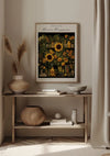 Een ingelijst CollageDepot H. Rousseau - The National Gallery Of Art Zonnenbloemen Schilderij, dat fungeert als een boeiende wanddecoratie, hangt aan een beige muur boven een houten tafel met een potplant, een mand, een aardewerken vaas en een kom. De tafel heeft een onderste plank met een extra mand en enkele boeken.,Lichtbruin