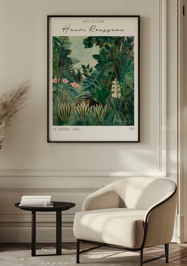 Een ingelijste kunstprint met de titel "H. Rousseau - The Equatorial Jungle Schilderij" van CollageDepot hangt aan een gebroken witte muur met behulp van een magnetisch ophangsysteem. Daaronder staat een witte fauteuil en een rond zwart bijzettafeltje met een boek en een klein vaasje. De setting straalt een minimalistische en elegante interieurstijl uit.,Zwart