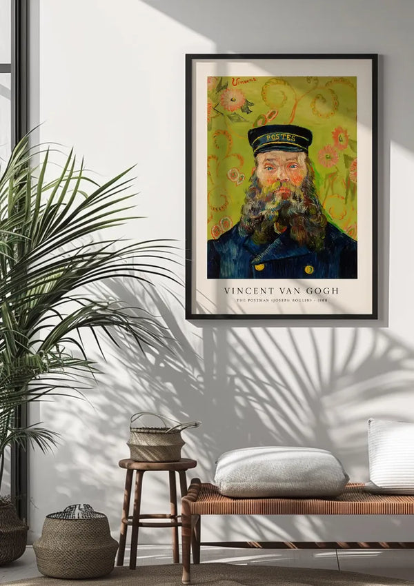 Een ingelijst CollageDepot V. Van Gogh Postbode Portret Schilderij getiteld "The Postman Joseph Roulin, 1888" hangt als een prachtige wanddecoratie aan een witte muur. Daaronder staat een houten bankje met gevlochten manden en een kussen. Links van het bankje staat een groene plant in een grote pot op de grond.,Zwart