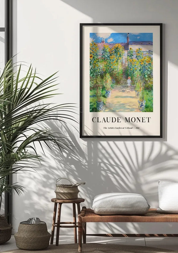 Een ingelijst schilderij met de titel "Claude Monet The Artist's Garden at Vétheuil Schilderij" van CollageDepot wordt aan een witte muur gehangen en dient zowel als kunst als als wanddecoratie, met een levendig tuintafereel. Daaronder staat een houten bank met een kussen, vergezeld van manden en een groene plant in de buurt. Het zonlicht stroomt van links naar binnen en werpt schaduwen op de vloer en de muur.,Zwart