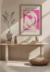 Een minimalistische kamer is voorzien van een houten bank versierd met een grote witte vaas, een beige vaas en een boekensteun. Boven de bank dient een CollageDepot Matisse Papiers Découpés Abstract Pink and White Schilderij als prachtige wanddecoratie aan de muur.,Lichtbruin